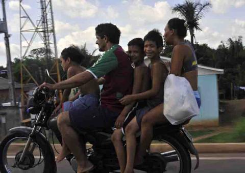 Motos transportam até 5 pessoas  e aumenta risco de  acidentes em Manacapuru